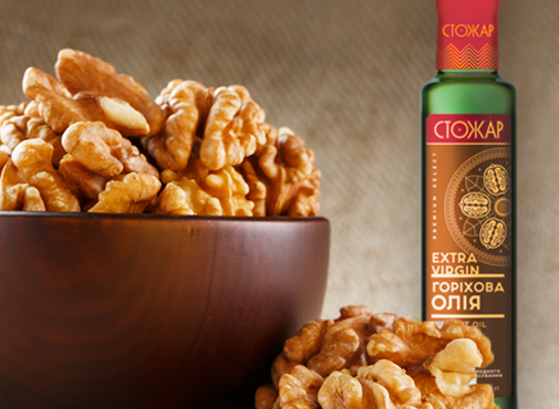 Ягідний смузі з горіховою олією, йогуртом і шпинатом