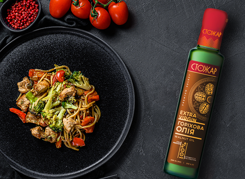 Паста з авокадо та помідорами чері